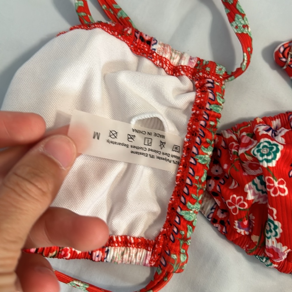 Red string bikini - Picture 2 of 3